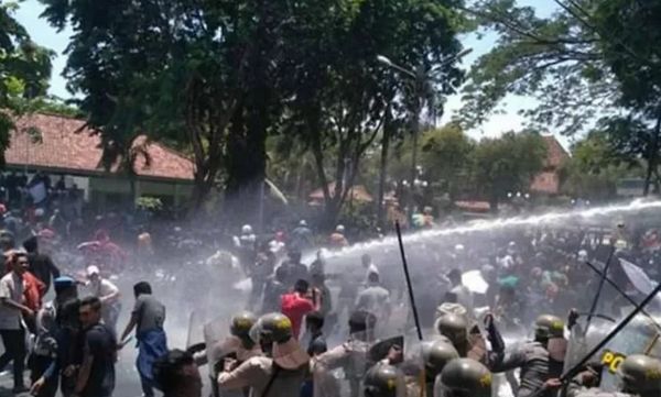 Ricuh, Demo Ribuan Mahasiswa di Madura