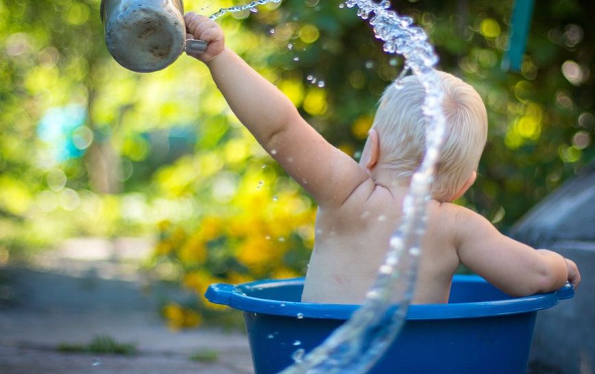 Manfaat Mandi Air Hangat untuk Anak