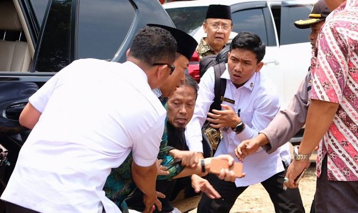 Menko Polhukam Wiranto Ditusuk dengan Senjata Tajam