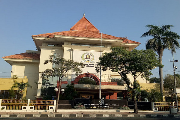 DPRD Kota Surabaya Minta Pemkot Siapkan Relokasi untuk PKL Cokelat