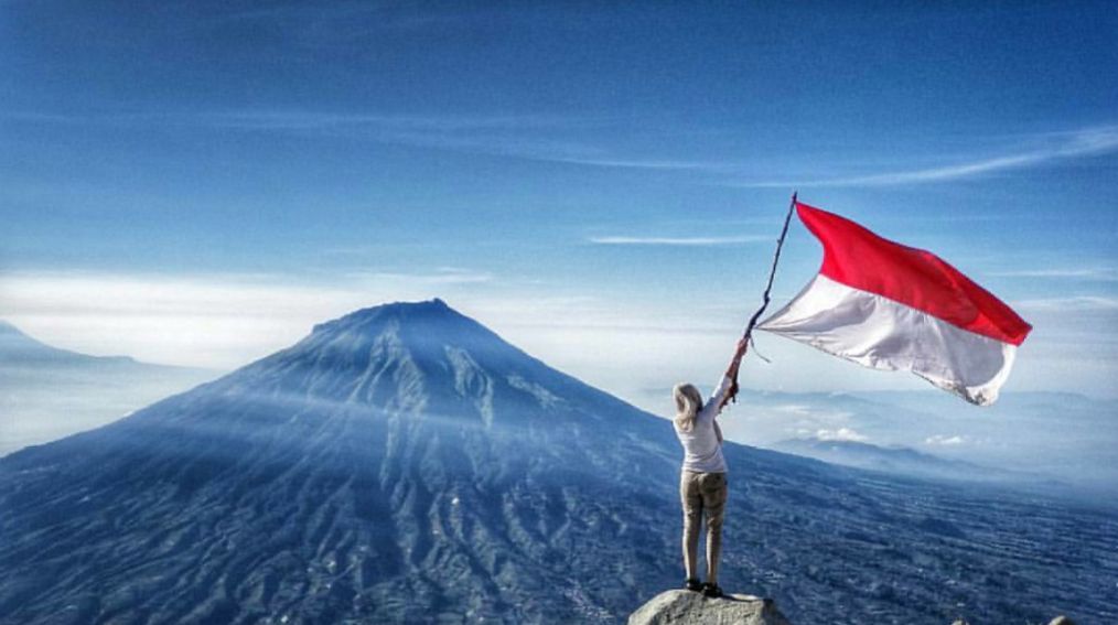 Mahasiswa Asing Kampanyekan Bahasa Indonesia di Bromo