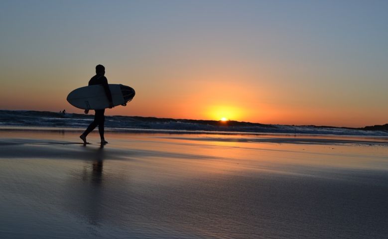 Wow! 'Night Surfing' Digelar di Pantai Wedi Awu