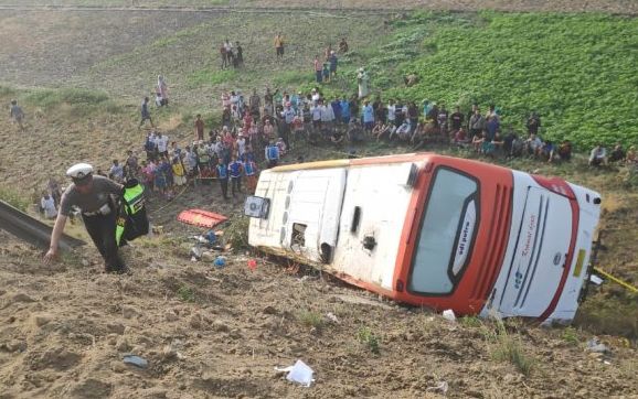 Kecelakaan Bus di Tol Sumo: 2 Tewas, Belasan Luka-luka