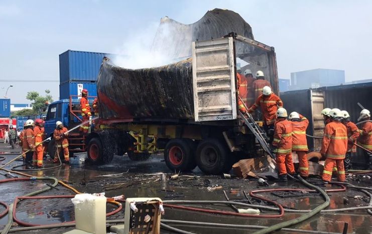 Kontainer Terbakar dan Meledak di Surabaya, 6 Orang Dilarikan ke RS