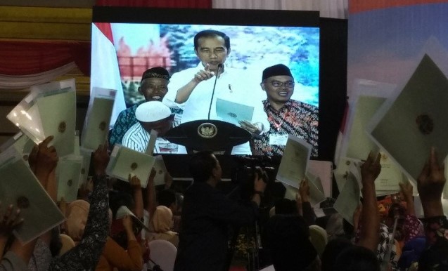 Jokowi Bagikan 2.020 Sertifikat Tanah Gratis di Jatim