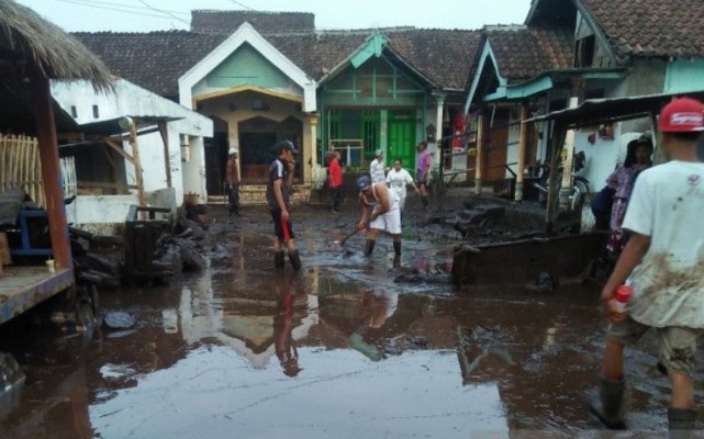 Khofifah Tinjau Lokasi Banjir Bandang Bondowoso