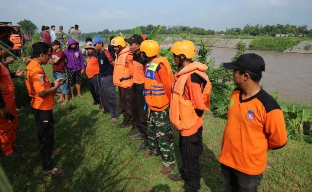 Petugas Gabungan Bersama Relawan Cari Korban Tenggelam di Sungai Brantas 