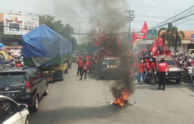 Tolak Omnibus Law, Buruh Blokade Jalan Gedangan Sidoarjo