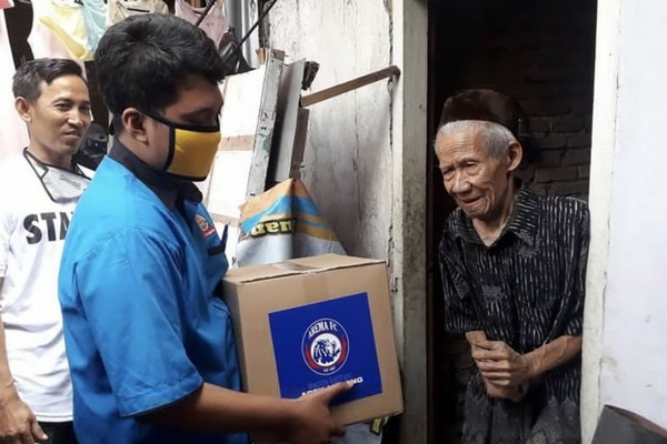 Arema FC Salurkan Paket Bantuan ke Warga Malang
